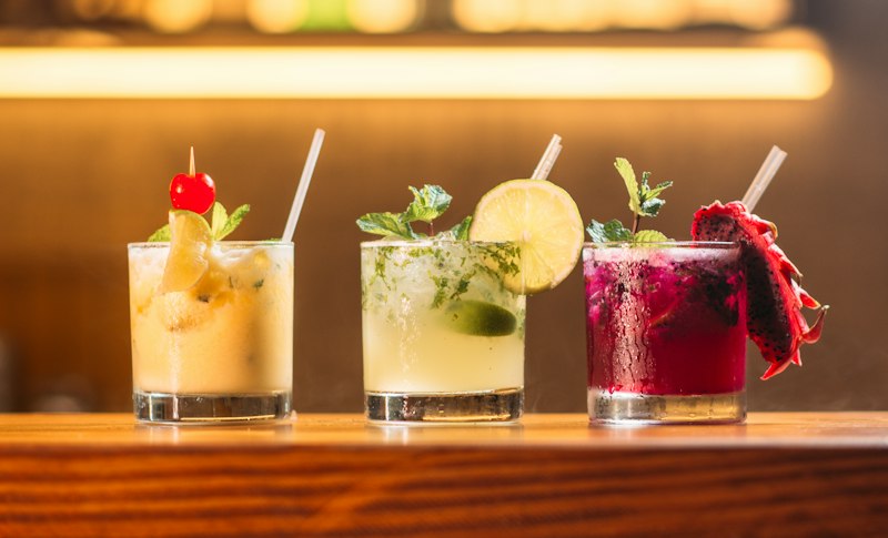 Cocktail tại quầy bar