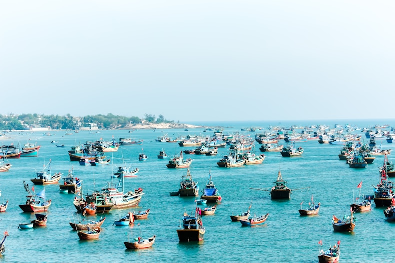 Những con thuyền trên mặt biển trong hình minh họa làng chài